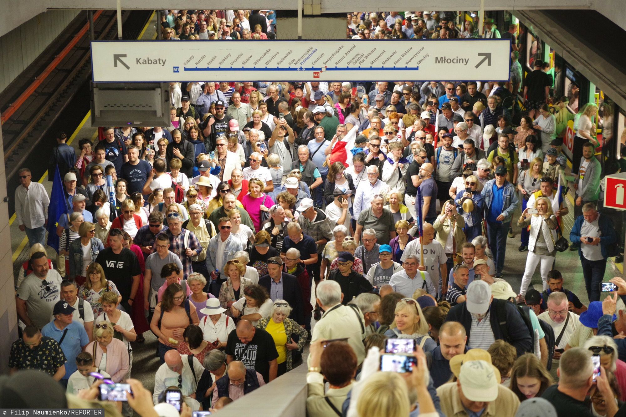 Marsz 4 czerwca. Tłumy w warszawskim metrze