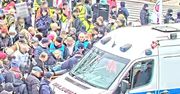 Warszawa: Policjanci pomogli mężczyźnie, który zasłabł podczas zgromadzenia. Uczestnicy utrudniali akcję ratunkową