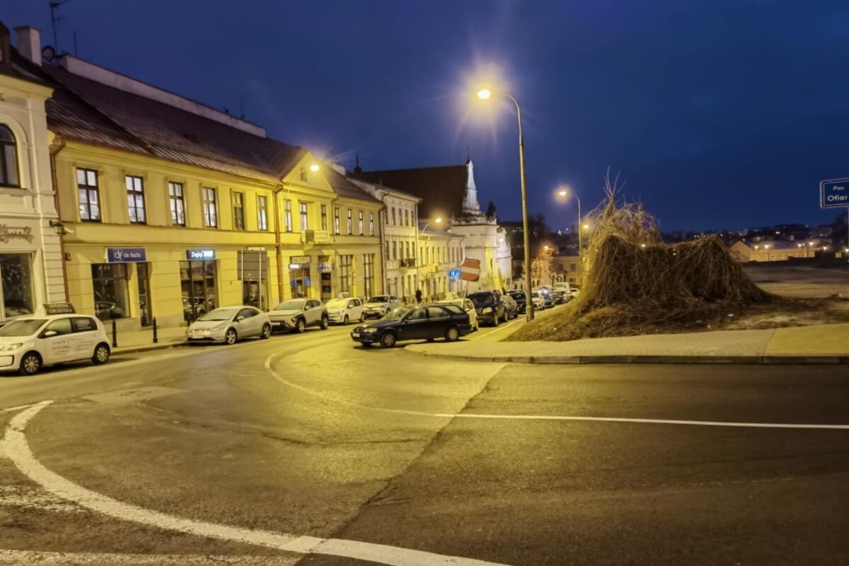 Zaparkowany samochód stoczył się na ul. Świętoduskiej