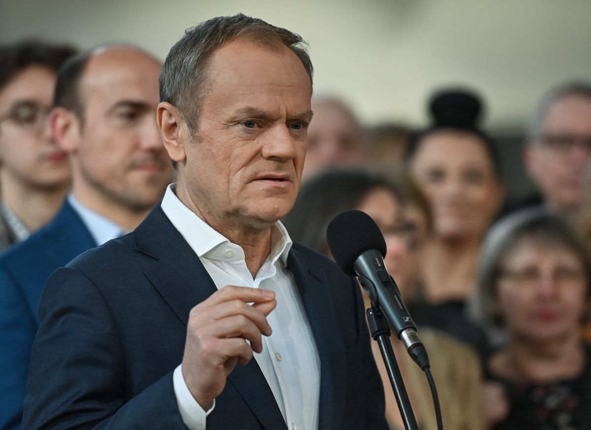  Donald Tusk przyznał, że PO jest finansowo słabsza od PiS, ale teraz zapewne nie żałuje tych słów.  Sympatycy dokonali ponad  4 tys. wpłat na rzecz partii  (Photo by Artur Widak/NurPhoto via Getty Images)