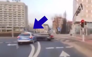 Radiowóz uderzył w audi. Policja mówi, kto pokryje szkody