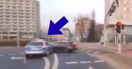 Radiowóz uderzył w audi. Policja mówi, kto pokryje szkody