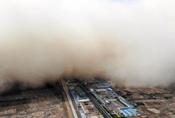 Mongolia Wewnętrzna. Potężna burza piaskowa "zabarwiła" niebo na pomarańczowo