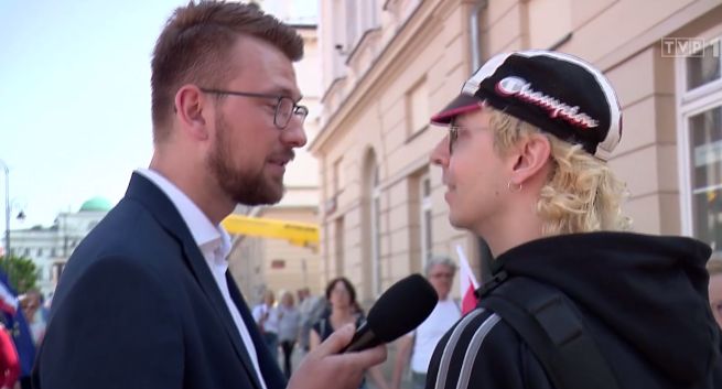 Reporter TVP ukrył nazwę swojej stacji na marszu Tuska. "Brak standardów dziennikarskich"