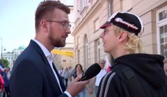 Reporter TVP ukrył nazwę swojej stacji na marszu Tuska. "Brak standardów dziennikarskich"