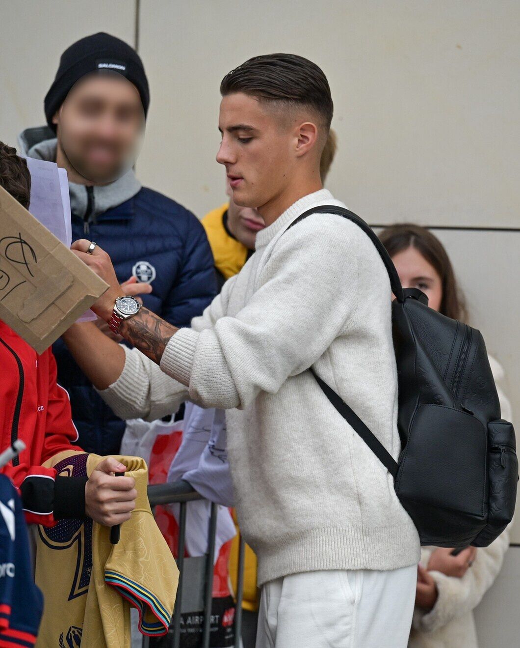 Wystrojeni piłkarze szpanują markowymi dodatkami na zgrupowaniu