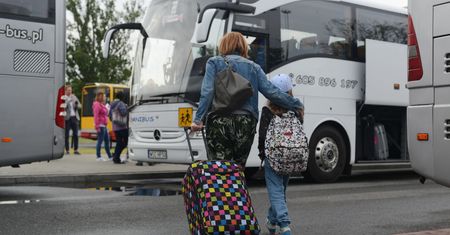 Wysyłasz dziecko na wakacje? Zadbaj o kontrolę autokaru