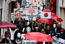 Prostytutki z Amsterdamu oburzone. Nie chcą opuścić dzielnicy czerwonych latarni