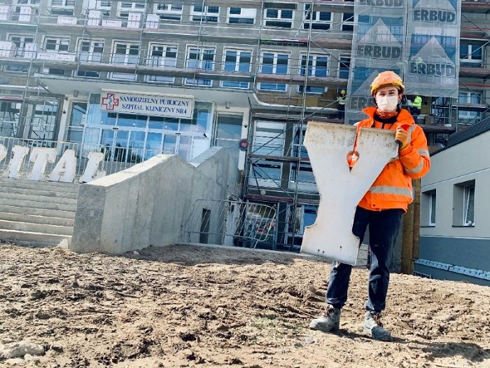 Napis „Państwowy Szpital Kliniczny” zdjęty | fot. Alina Pospischil