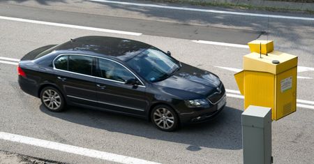 Jak uniknąć mandatu? Te aplikacje ostrzegą przed fotoradarami i patrolami