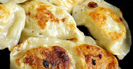 To najlepszy tłuszcz do smażenia pierogów. Wychodzą złociste i przyjemnie chrupią