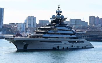 Olbrzymi jacht przepłynął przez cieśninę Ormuz. Należy do rosyjskiego miliardera.