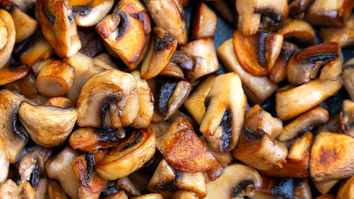 Pieczarki smażę na maśle klarowanym