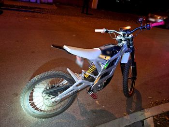 Piotrków Trybunalski: 20-latek jechał po chodniku motocyklem elektrycznym
