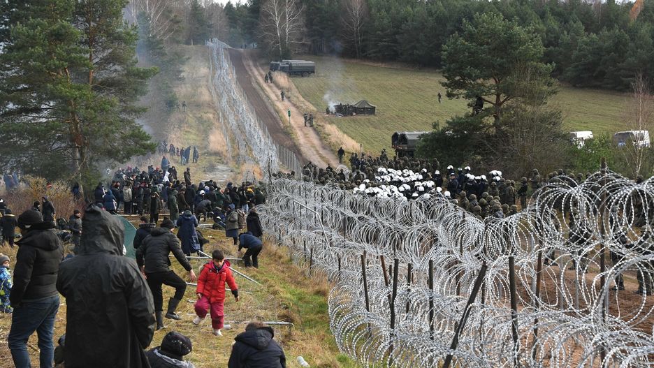 Bardzo napi?ta sytuacja na granicy polsko-bia?oruskiej6691854 08.11.2021 Polish police officers and servicemen, right, guard the border near an illegal migrant camp on the Belarusian-Polish border in Grodno region, Belarus. Hundreds if not thousands of migrants from the Middle East and North Africa tried to storm the border from Belarus into Poland, cutting razor wire defenses and using branches to try and climb over fences. Polish authorities regarded this as "the largest attempt of mass forceful penetration" and strengthened border security. Viktor Tolochko / SputnikViktor Tolochko