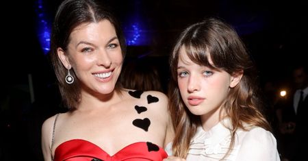 15-letnia córka Milli Jovovich podbija paryskie pokazy. Podobna do znanej mamy? (FOTO)
