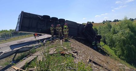 Ciężarówka zawisła na skarpie. Tragiczny wypadek pod Lublinem