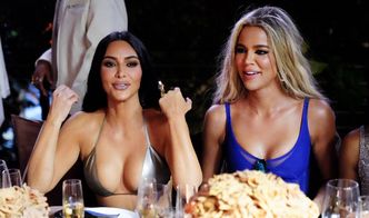 41-letnia Kim Kardashian eksponuje PODRASOWANE ciało w skąpym bikini. Khloe nie kryje zazdrości: "TY S*KO" (ZDJĘCIA)