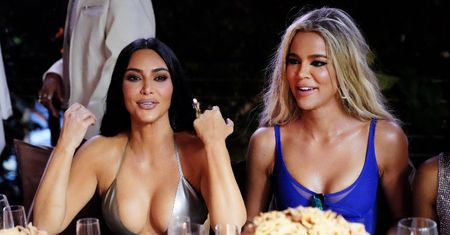 41-letnia Kim Kardashian eksponuje PODRASOWANE ciało w skąpym bikini. Khloe nie kryje zazdrości: "TY S*KO" (ZDJĘCIA)