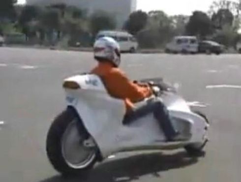 Stylowy, szybki i elektryczny japoński motocykl (wideo)
