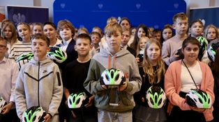Pierwsza karta rowerowa to dopiero początek. Tysiące dzieci w Wielkopolsce dostają kaski