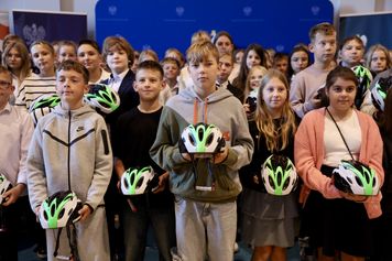 Pierwsza karta rowerowa to dopiero początek. Tysiące dzieci w Wielkopolsce dostają kaski