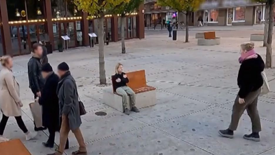 W centrum Warszawy sprawdzono ile osób pomoże zmarzniętemu dziecku