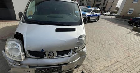 Pijany rozbił renault. Dzień wcześniej stracił "prawko" za alkohol