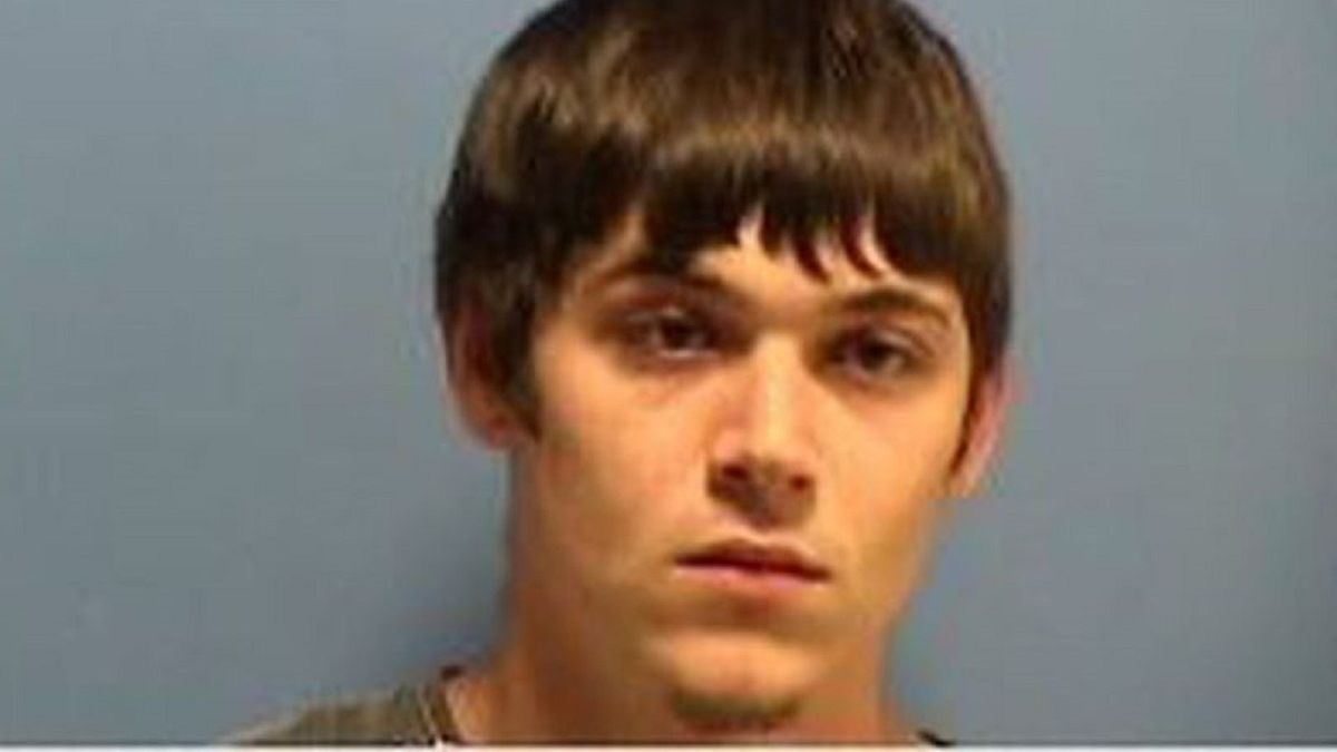 Został oskarżony o morderstwo pierwszego stopnia. Ofiarą było jego 5-miesięczne dziecko. 