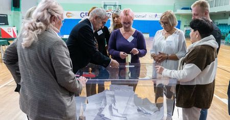 Nie brać karty referendum. Wymyślił to, a teraz gratuluje Polakom