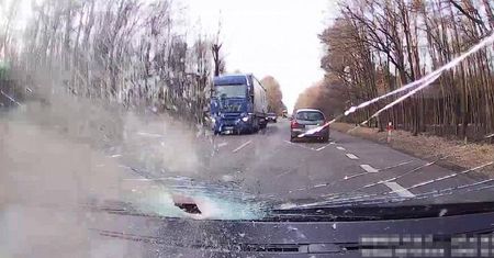 Metalowa rura wbiła się w szybę jadącej skody. Kierowca trafił do szpitala
