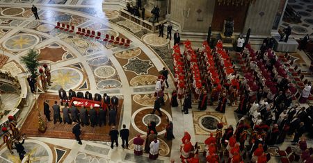 Kto wybierze następcę papieża Franciszka? Niektórzy kardynałowie rezygnują z konklawe