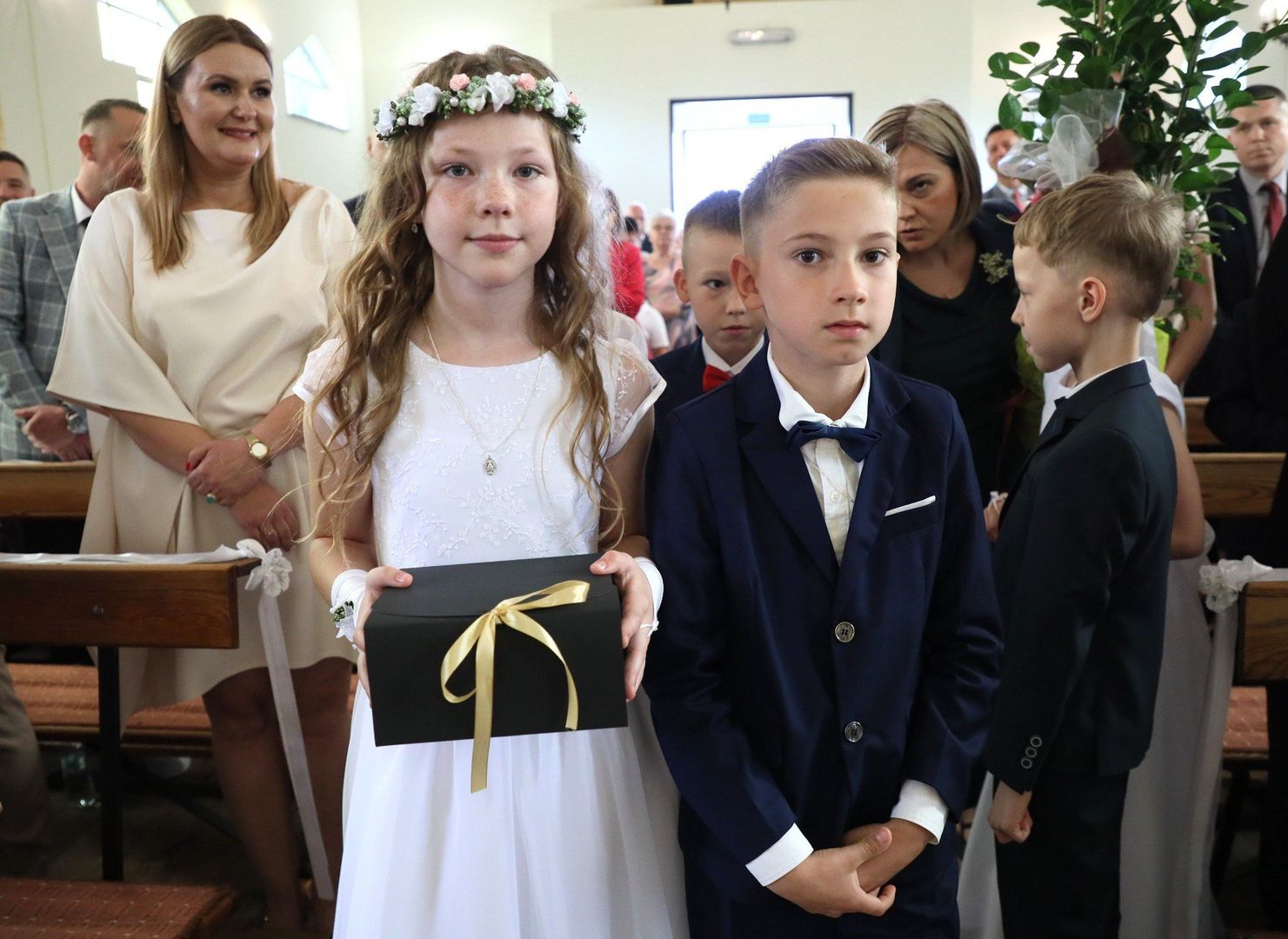 Pierwsza Komunia Święta 2025 w Piotrkowie. Do komunii w parafii św. Jana Pawła II przystąpiły dzieci ze Szkoły Podstawowej nr 2 w Piotrkowie. 8.06.2025