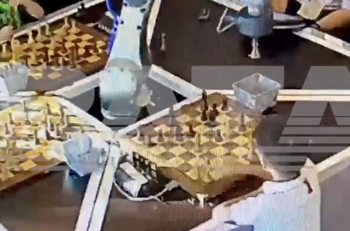 Moment przed wypadkiem z udziałem robota do gry w szachy