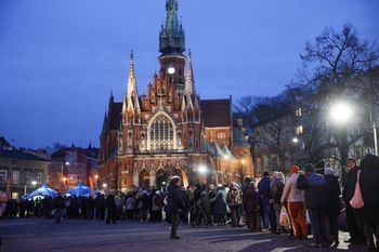 Kraków: Przedświąteczny karp czekał dziś na mieszkańców na Rynku Podgórskim
