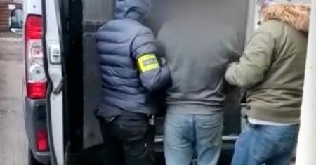 Złapał kobietę za udo i przyłożył jej broń do głowy. Został zatrzymany