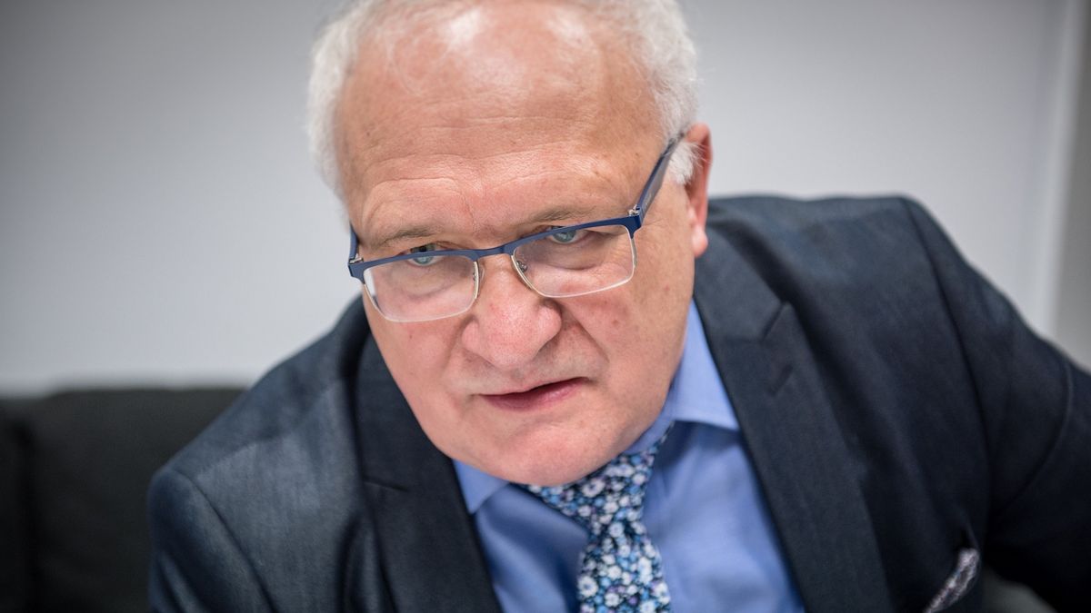 Profesor Krzysztof Simon mówi o nieznanym dotąd zagrożeniu Ebolą