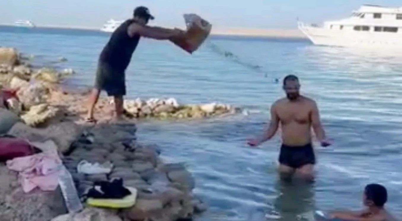 Kilka kartonów potłuczonego szkła trafiło do wody przy popularnej plaży