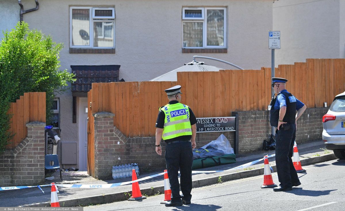 Czerwiec 2020 r. Angielscy policjanci przed domem w Salisbury, w którym doszło to tragedii w polskiej rodzinie.