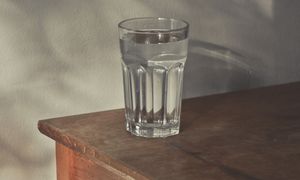 Pijesz w upał taką wodę? Natychmiast przestań