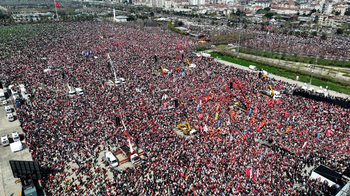 Nawet gigantyczne protesty nie zniechęcają turystów do odwiedzin
