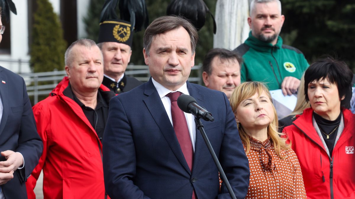 Minister sprawiedliwości Zbigniew Ziobro podczas konferencji prasowej na terenie Kopalni Węgla Brunatnego Bełchatów w Rogowcu
