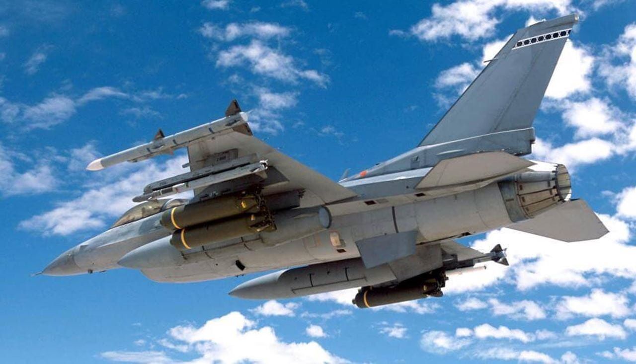 Myśliwiec F-16 z pokaźnym ładunkiem uzbrojenia, w tym pociskami AIM-9X Sidewinder