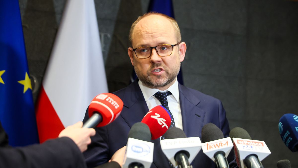 Warszawa, 12.01.2026. Szef Biura Polityki Międzynarodowej KPRP Marcin Przydacz podczas briefingu prasowego na warszawskim lotnisku Okęcie, 12 bm. Prezydent RP Karol Nawrocki udaje się z dwudniową wizytą do Zjednoczonego Królestwa Wielkiej Brytanii i Irlandii Północnej. (aldg) PAP/Leszek Szymański