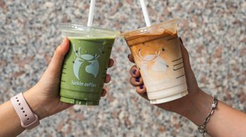 Piekło zamarzło. Chińska sieć rzuca wyzwanie Starbucksowi w USA
