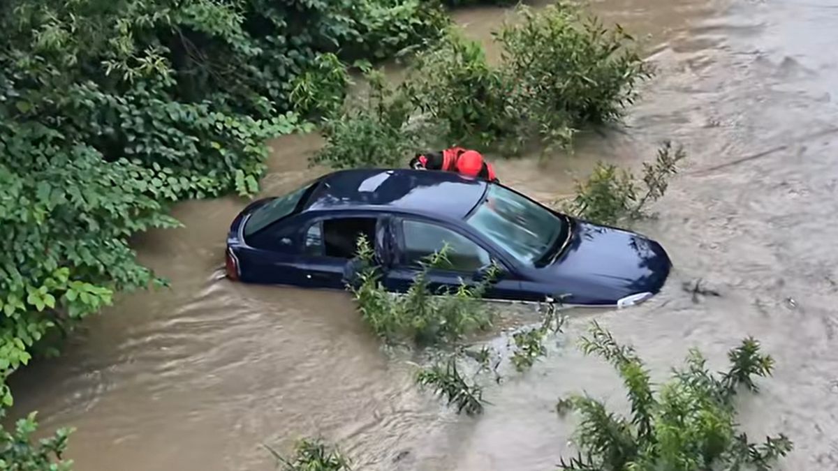 Łęki: Samochód w rzece Soła