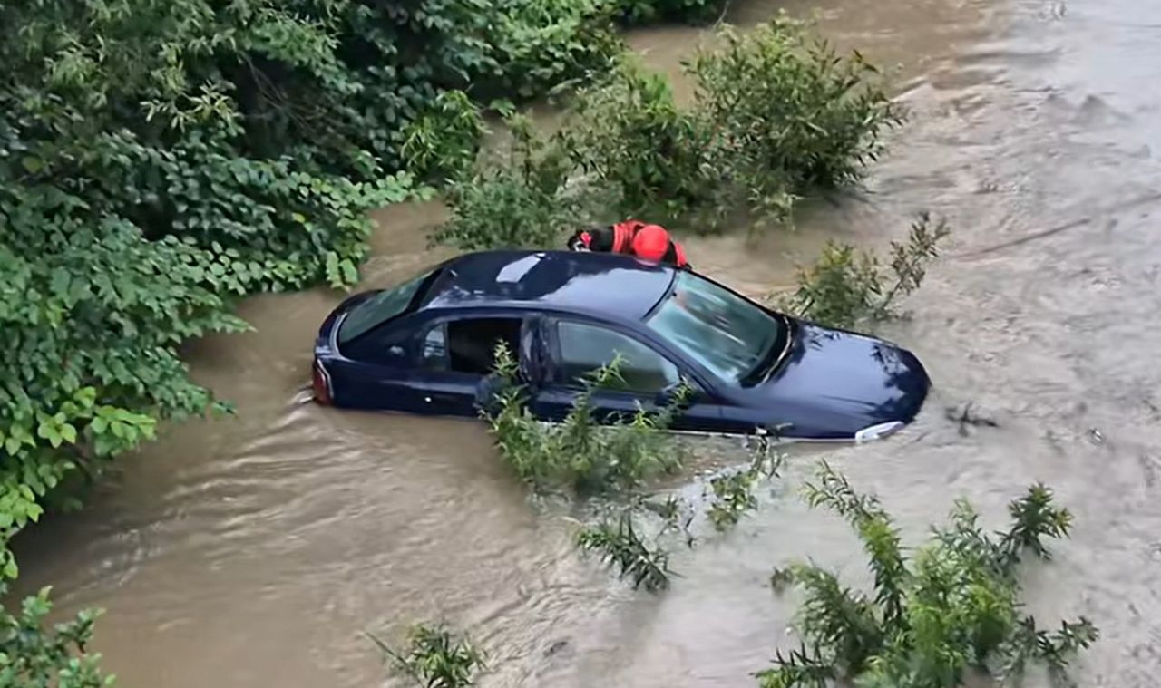 Zostawił auto przy rzece. Oto skutki. Nagranie z Małopolski