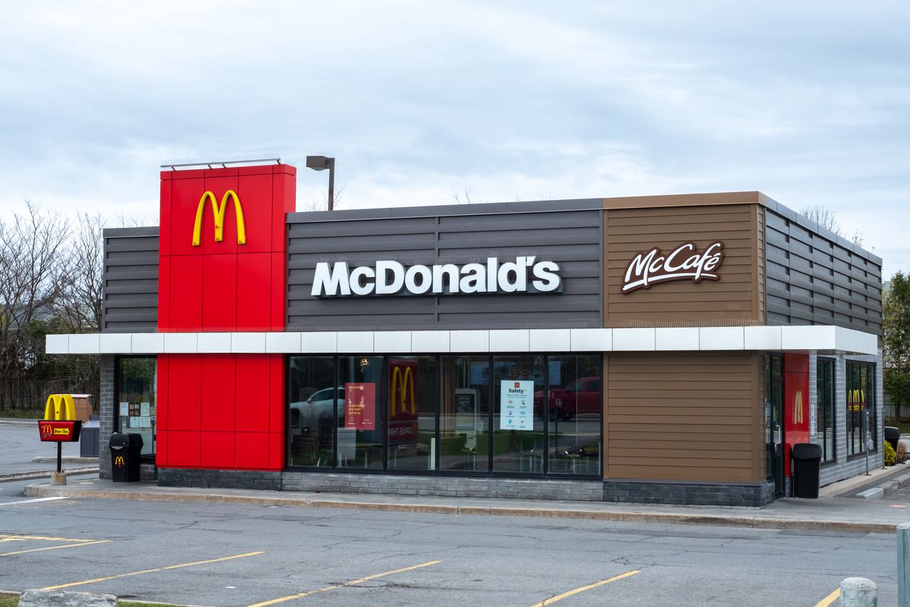 Broń w WC w McDonald's. Policjant ma problemy