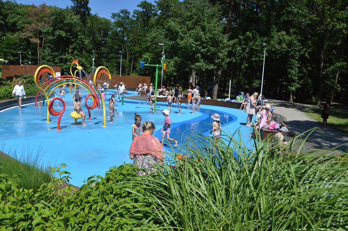 Wodny park zabaw w Stalowej Woli oblegany w upalną środę 2 lipca. Mgiełki wodne, strumień i sikawki chłodzą dzieci i dorosłych