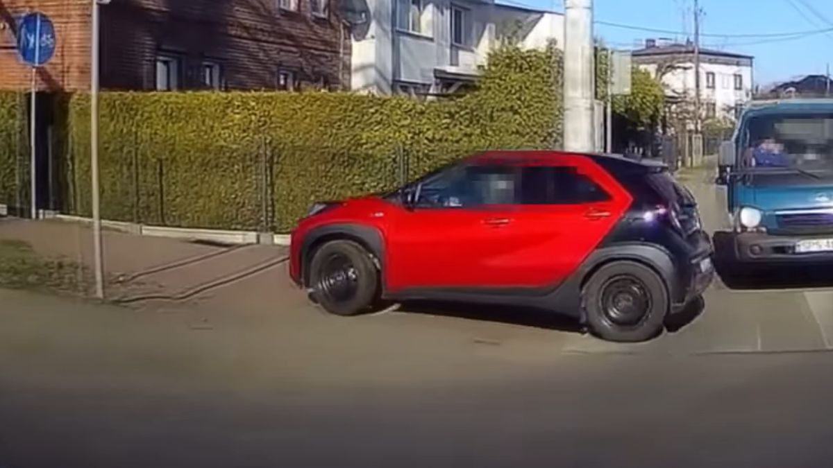 Kierowca czerwonego auta najpierw chciał jechać pod prąd, a potem pojechał chodnikiem  